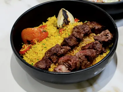 Viande grillée sur riz parfumé