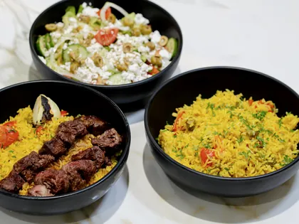 Plats servis en bol avec salade